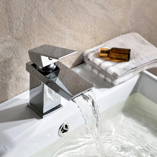 mélangeur de lavabo au design moderne avec vidage clicker
